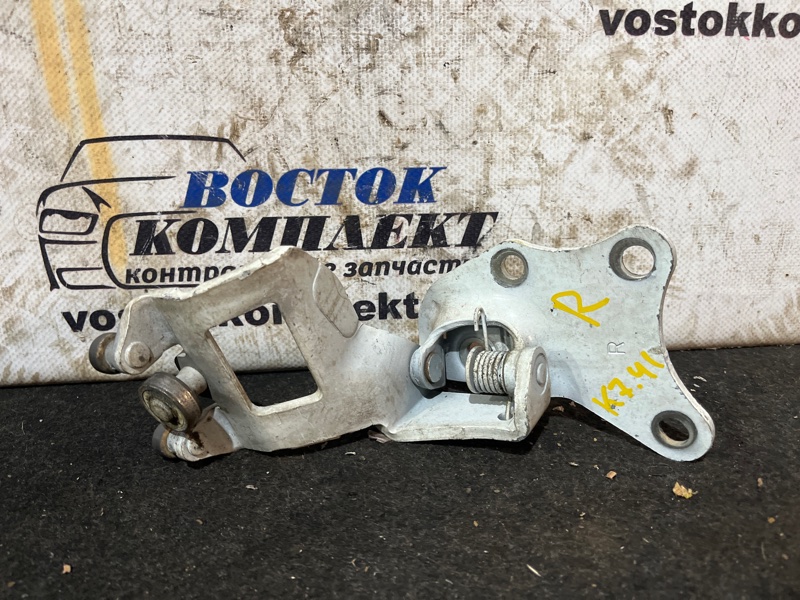 Ролик двери Nissan Serena CNC25 MR20DE прав