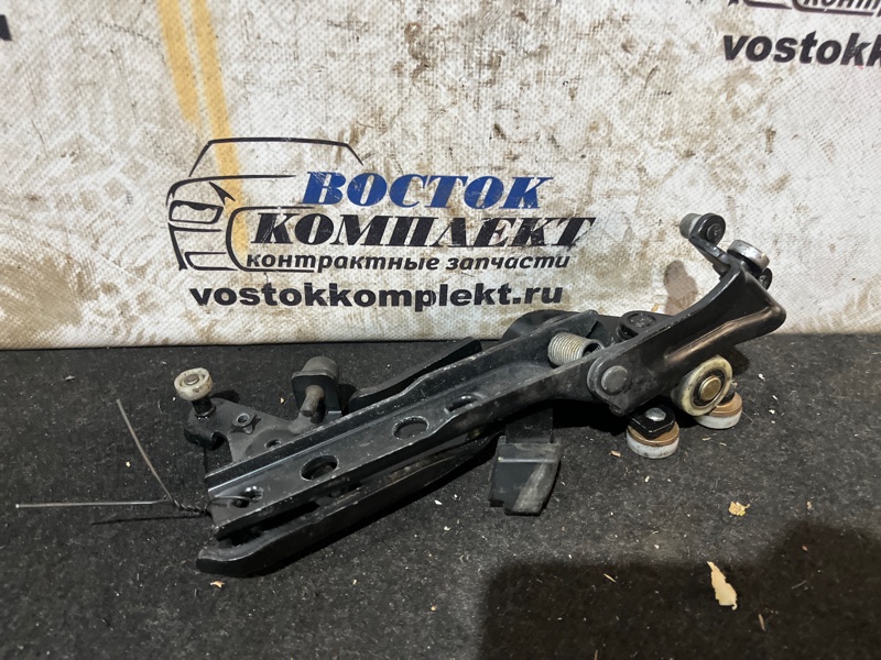 Ролик двери Honda Stepwgn RK1 R20A прав