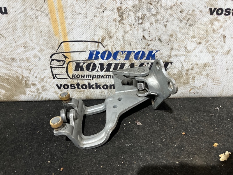 Ролик двери Toyota Isis ANM15W 1AZ-FSE прав