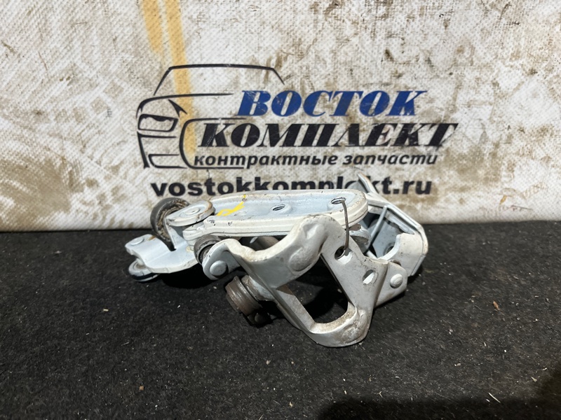 Ролик двери Toyota Voxy 2005 AZR60 1AZ-FSE прав