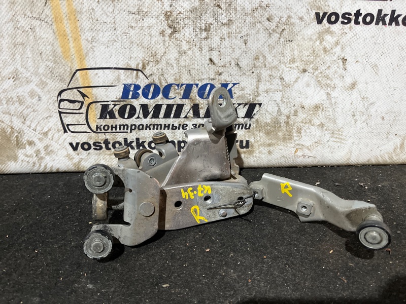 Ролик двери Toyota Voxy 2002 AZR60 1AZ-FSE прав