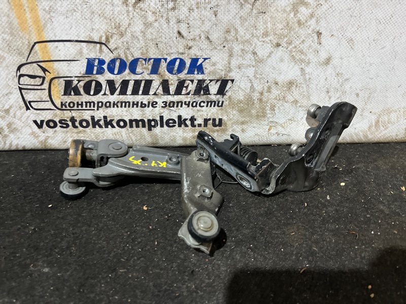 Ролик двери Toyota Voxy 2002 AZR65 1AZ-FSE лев