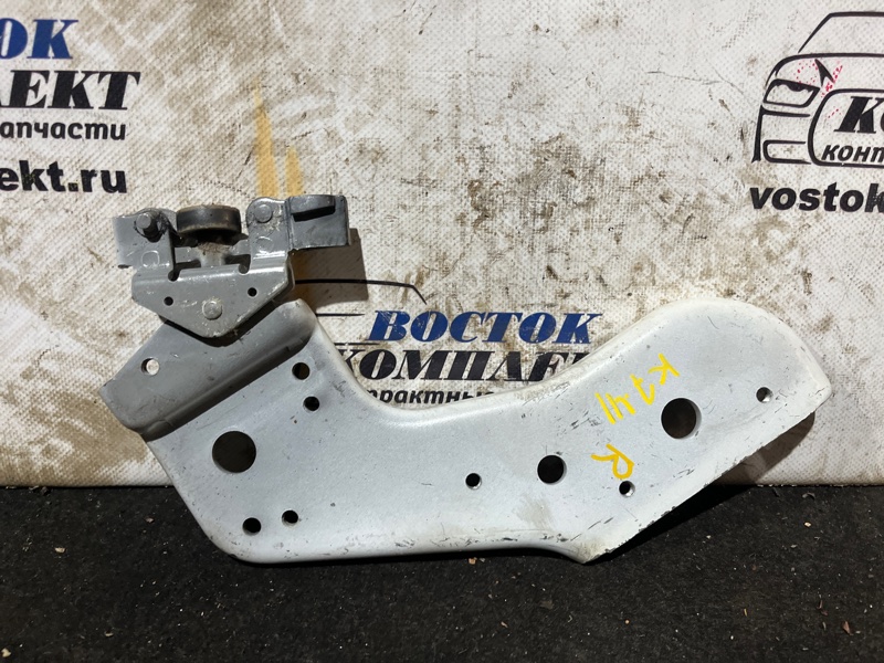 Ролик двери Nissan Serena CNC25 MR20DE прав