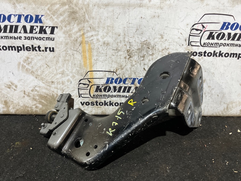 Ролик двери Nissan Serena C26 MR20DD прав