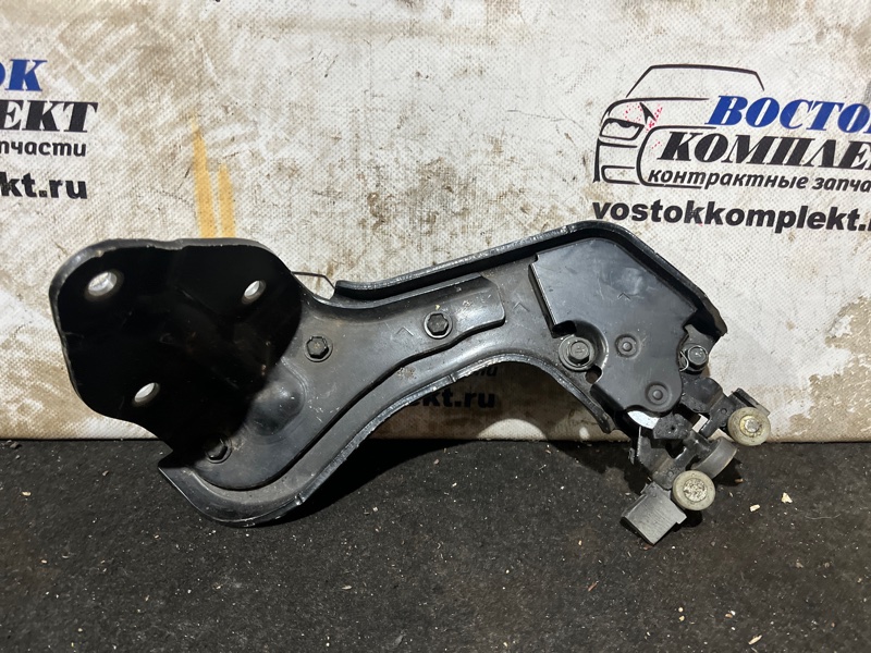 Ролик двери Nissan Serena C26 MR20DD лев