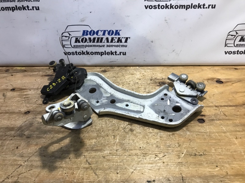 Ролик двери Nissan Serena 2007 NC25 MR20DE зад прав