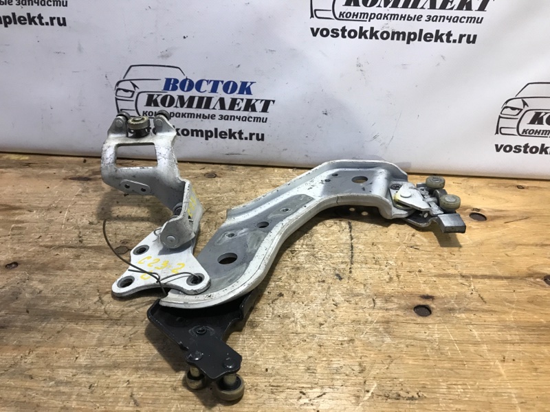 Ролик двери Nissan Serena 2007 NC25 MR20DE зад лев