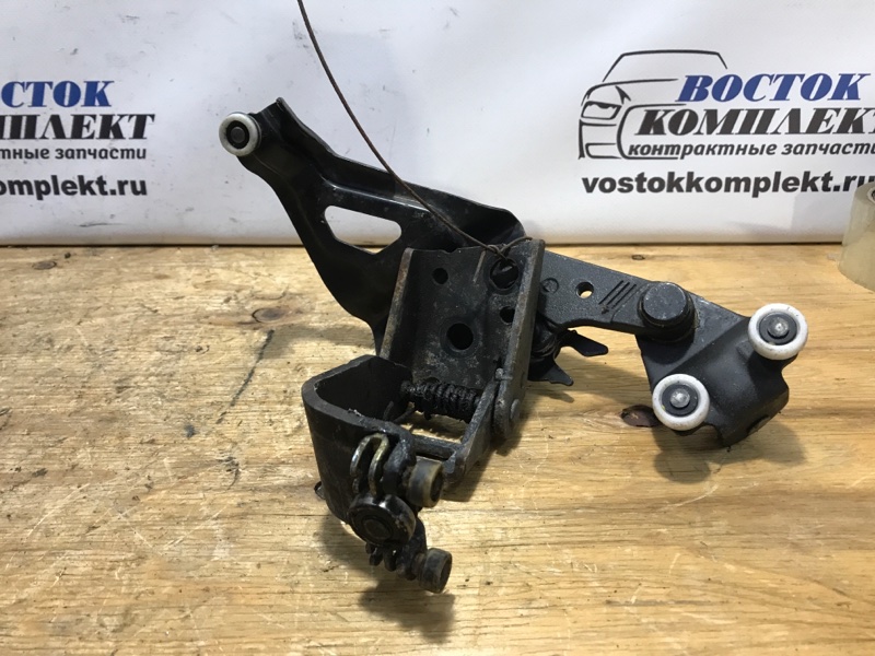 Ролик двери Honda Freed 2010 GB3 L15A зад лев