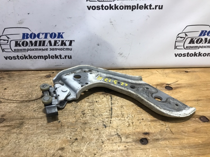 Ролик двери Nissan Serena 2010 CC25 MR20DE зад прав