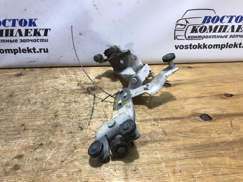 Ролик двери Toyota Noah 2004 AZR60 1AZ-FSE зад прав