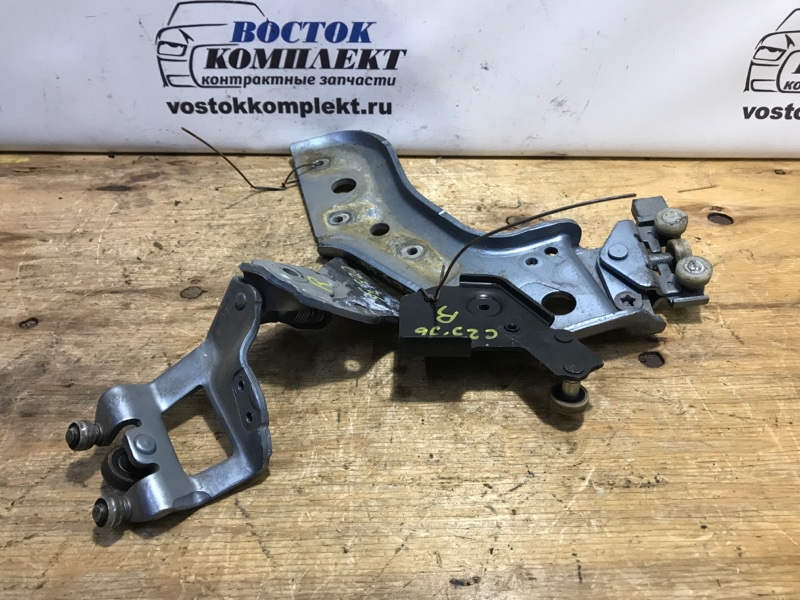 Ролик двери Nissan Serena 2012 HFC26 MR20DD зад прав