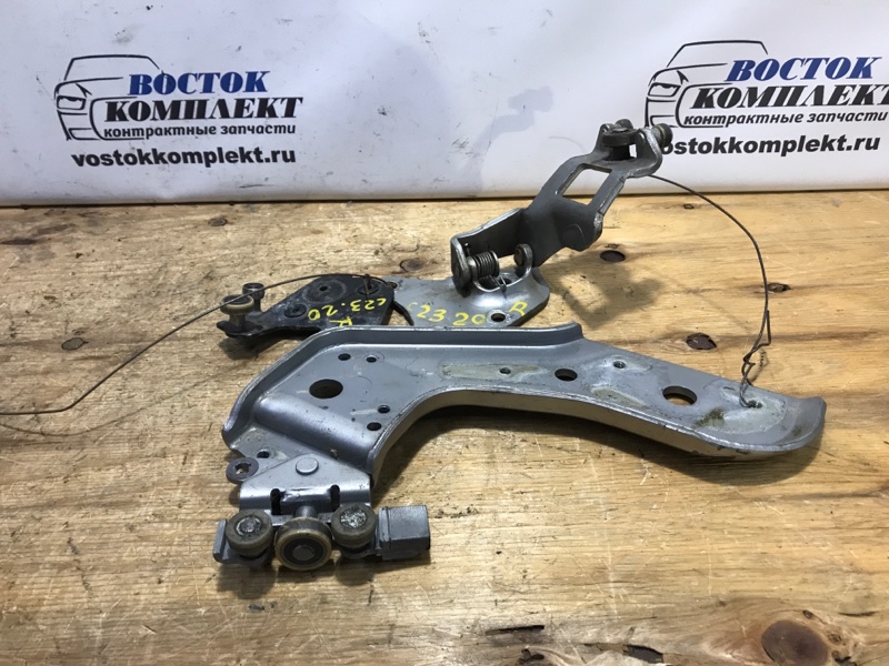 Ролик двери Nissan Serena 2006 CC25 MR20DE зад прав