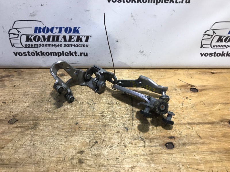 Ролик двери Toyota Voxy 2006 AZR65G 1AZ-FSE зад лев