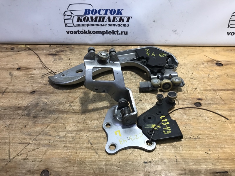 Ролик двери Nissan Serena 2010 CNC25 MR20DE зад лев