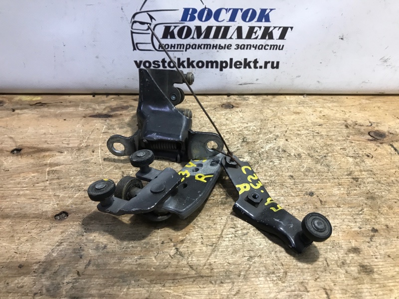 Ролик двери Toyota Noah 2004 AZR60 1AZ-FSE зад прав