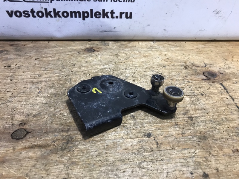 Ролик двери Nissan Serena 2011 FC26 MR20DD зад лев