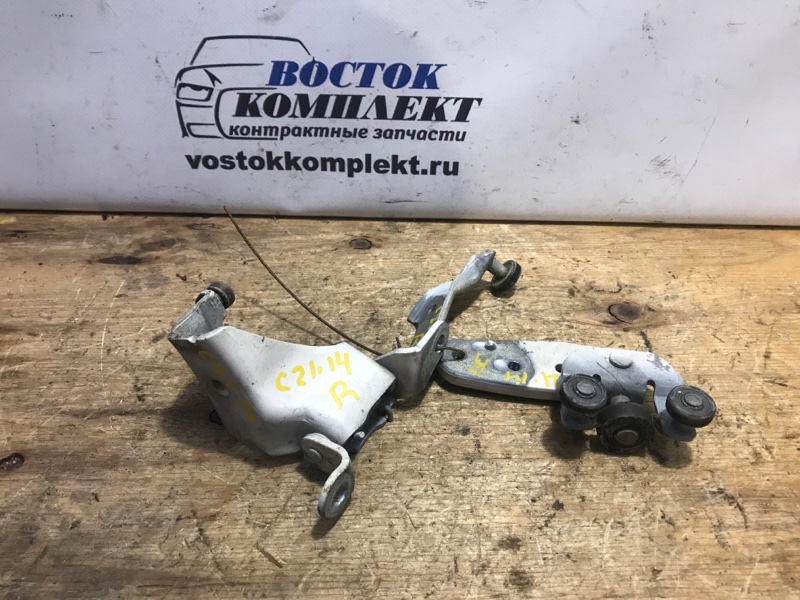 Ролик двери Toyota Noah 2004 AZR60 1AZ-FSE зад прав