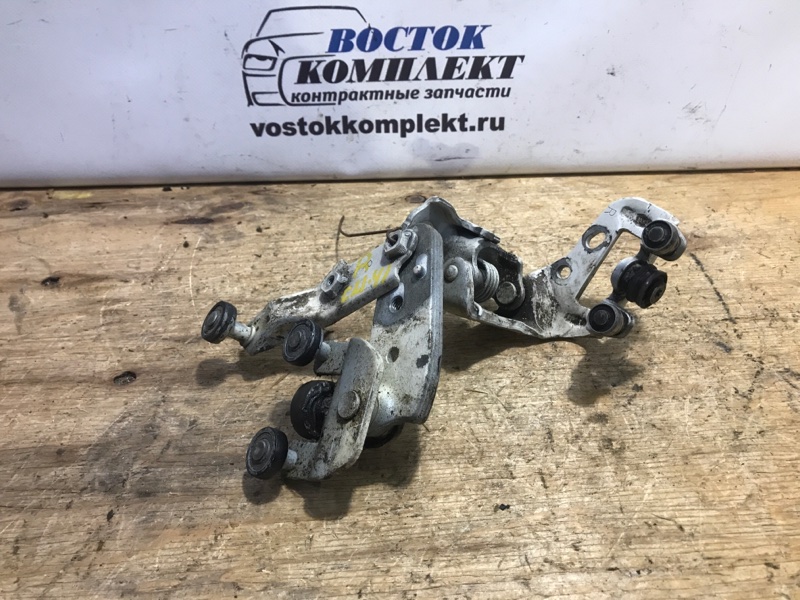 Ролик двери Toyota Noah 2006 AZR60 1AZ-FSE зад прав