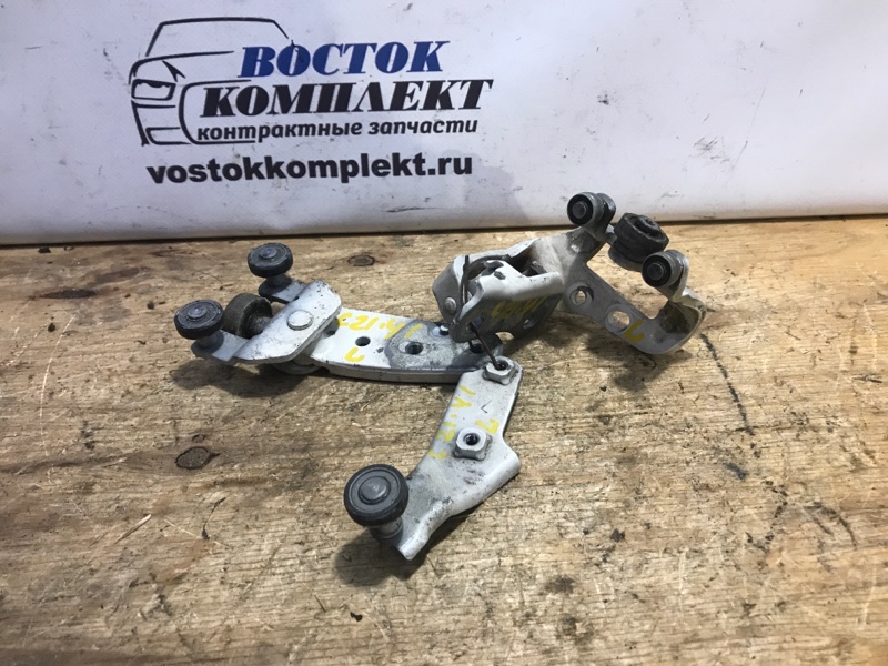 Ролик двери Toyota Noah 2006 AZR60 1AZ-FSE зад лев