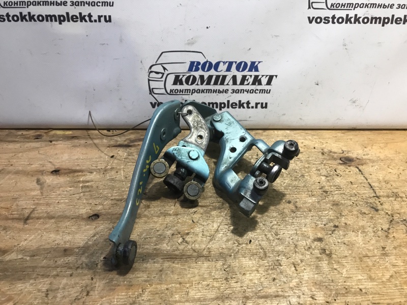 Ролик двери Toyota Sienta 2005 NCP85G 1NZ-FE зад лев