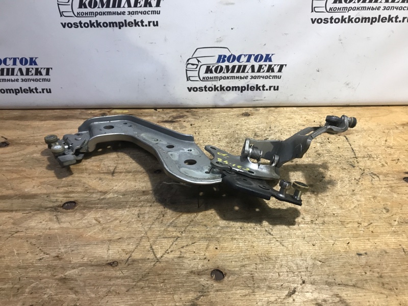 Ролик двери Nissan Serena 2006 C25 MR20DE зад прав