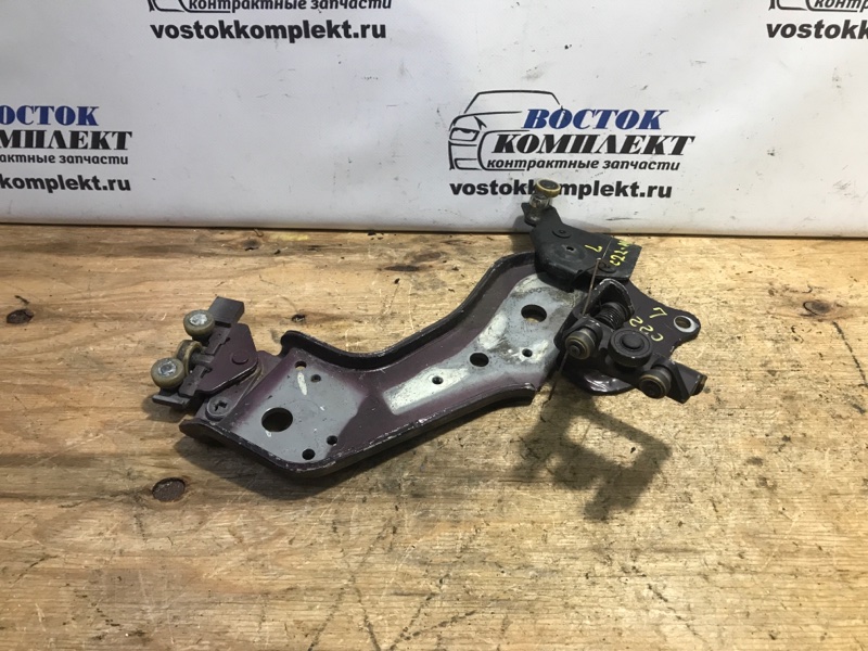 Ролик двери Nissan Serena 2006 CC25 MR20DE зад лев