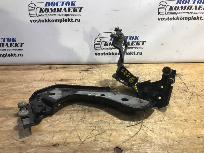 Ролик двери Nissan Serena 2010 C25 MR20DE зад прав