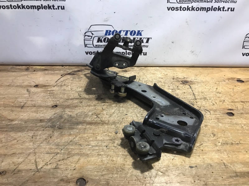 Ролик двери Nissan Serena 2010 C25 MR20DE зад лев