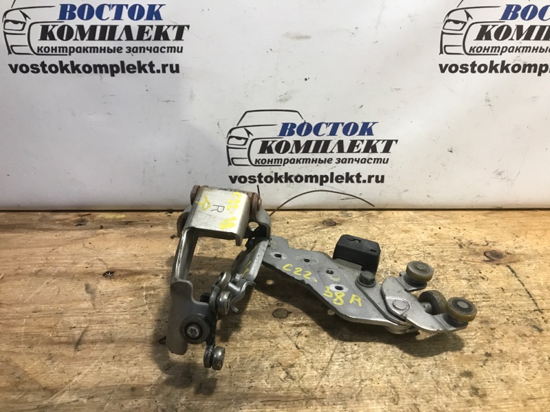 Ролик двери Nissan Lafesta 2005 B30 MR20DE зад прав