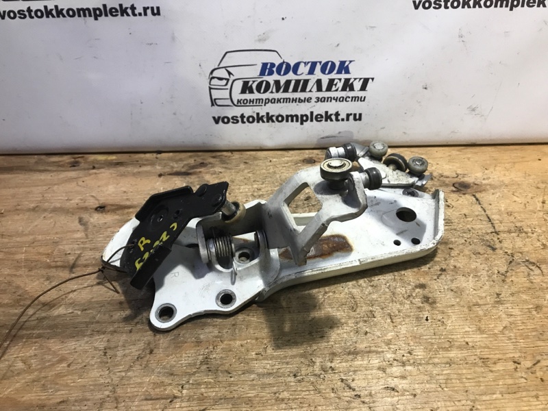 Ролик двери Nissan Serena 2010 C25 MR20DE зад прав