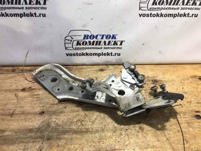 Ролик двери Nissan Serena 2012 FC26 MR20DD зад прав