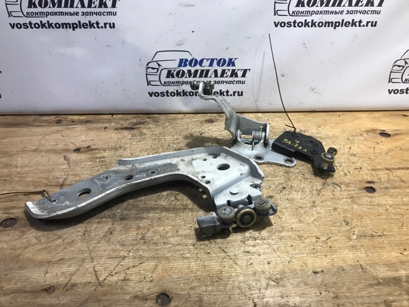 Ролик двери Nissan Serena 2012 FC26 MR20DD зад лев