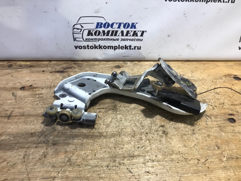 Ролик двери Nissan Serena 2008 C25 MR20DE зад прав