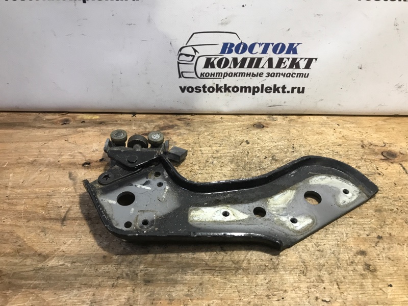 Ролик двери Nissan Serena 2006 CC25 MR20DE зад лев