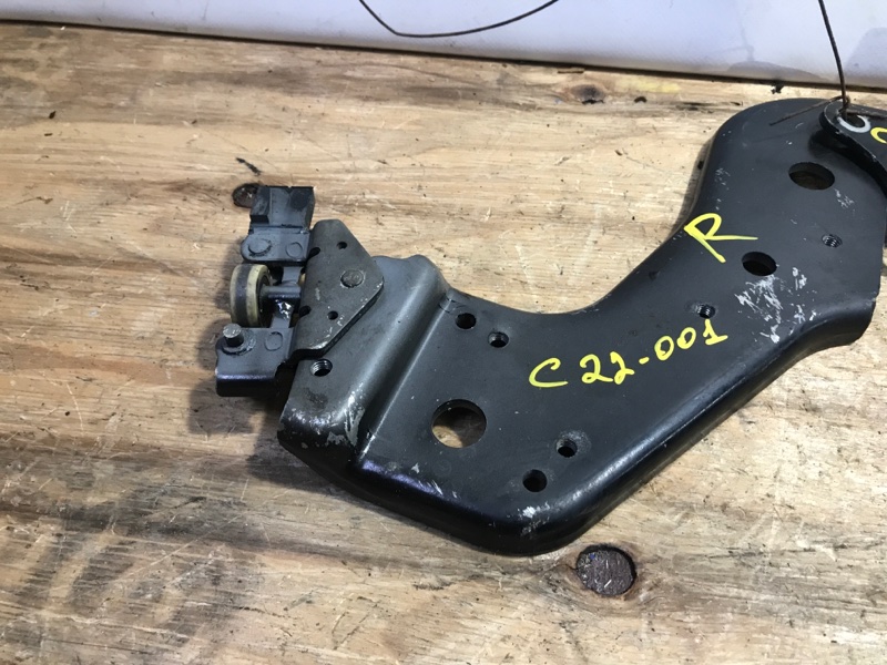 Ролик двери Nissan Serena 2006 CC25 MR20DE зад прав