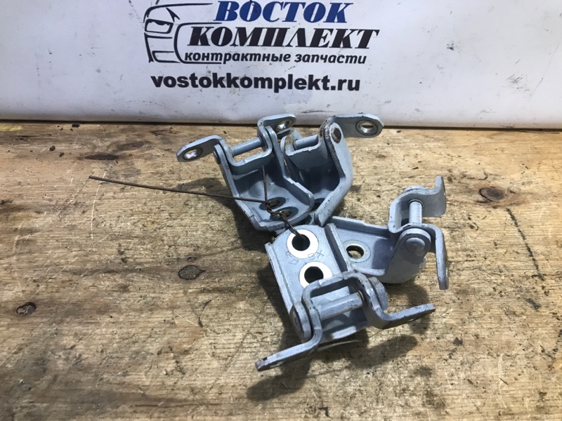 Петля двери Nissan Tiida Latio 2009 SC11 HR15DE перед