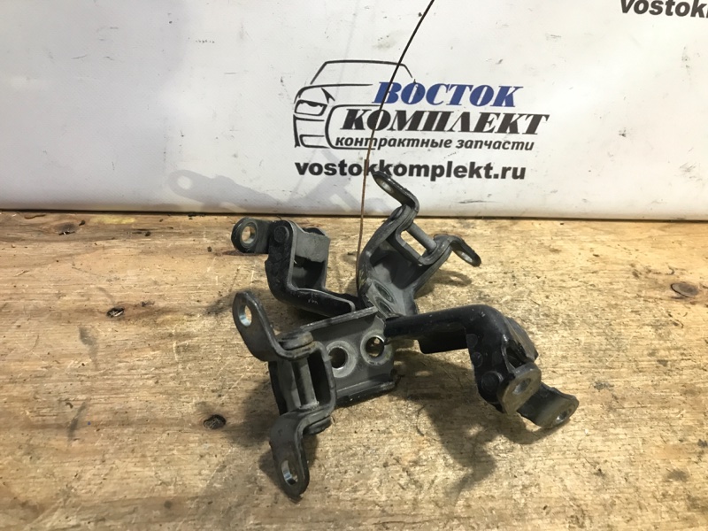 Петля двери Nissan Serena 2011 FC26 MR20DD перед