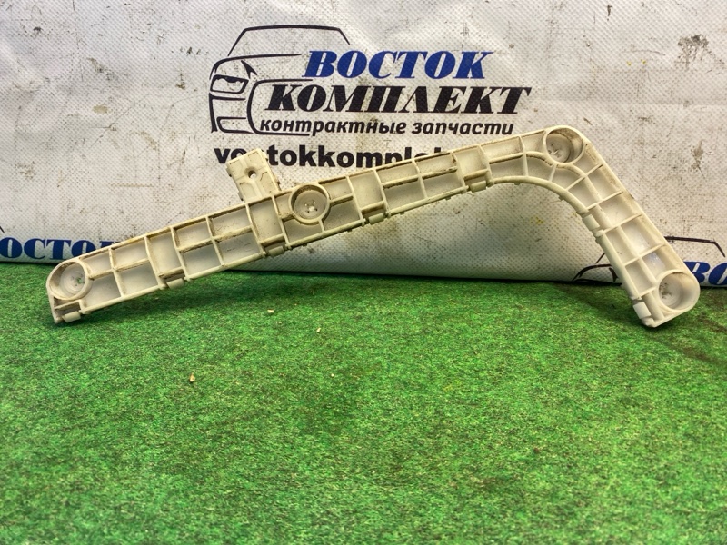 Клипса бампера Mitsubishi Delica CV5W 4B12 зад прав