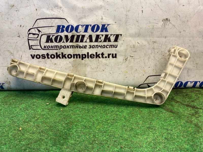 Клипса бампера Mitsubishi Delica CV5W 4B12 зад лев