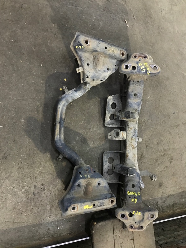 Балка поперечная Mazda Bongo SK82T F8 перед