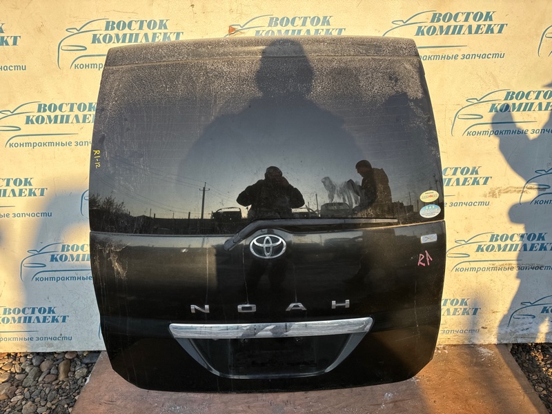 Дверь задняя багажника Toyota Noah AZR60G 1AZ-FSE
