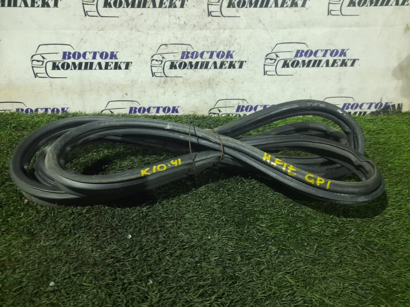 Уплотнительная резинка двери багажника Honda Fit 2011 GP1 LDA зад