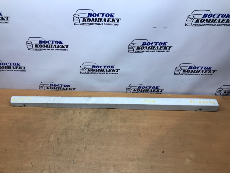 Накладка двери Volvo V70 YK1BW985 B63245 перед лев