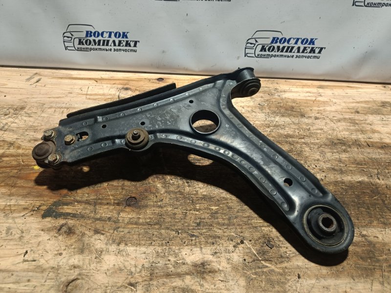 Рычаг подвески нижний Volkswagen Cabrio WVWZZZ1EZ1K0 A66 перед прав