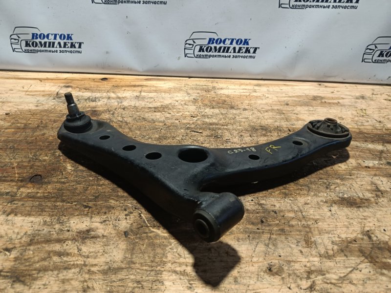 Рычаг подвески нижний Toyota Voxy 2009 ZRR70W 3ZR-FAE перед прав