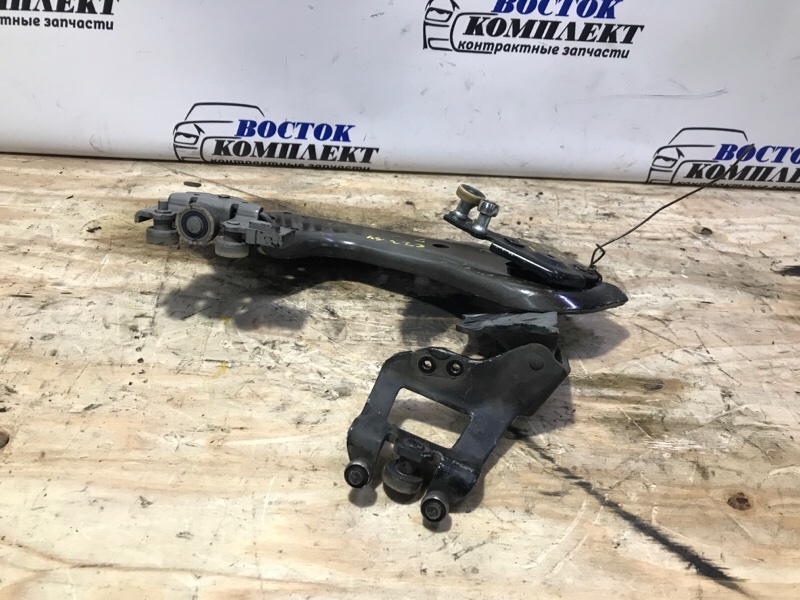 Ролик двери Nissan Serena 2011 FC26 MR20DD зад лев