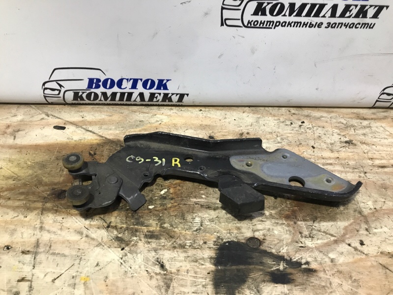 Ролик двери Nissan Presage TU31 QR25DE зад прав