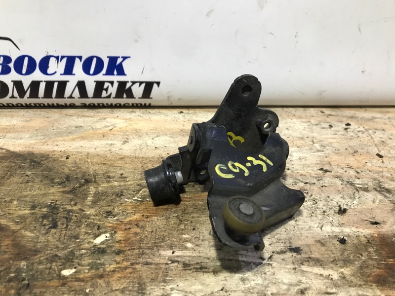 Ролик двери Nissan Presage TU31 QR25DE зад прав