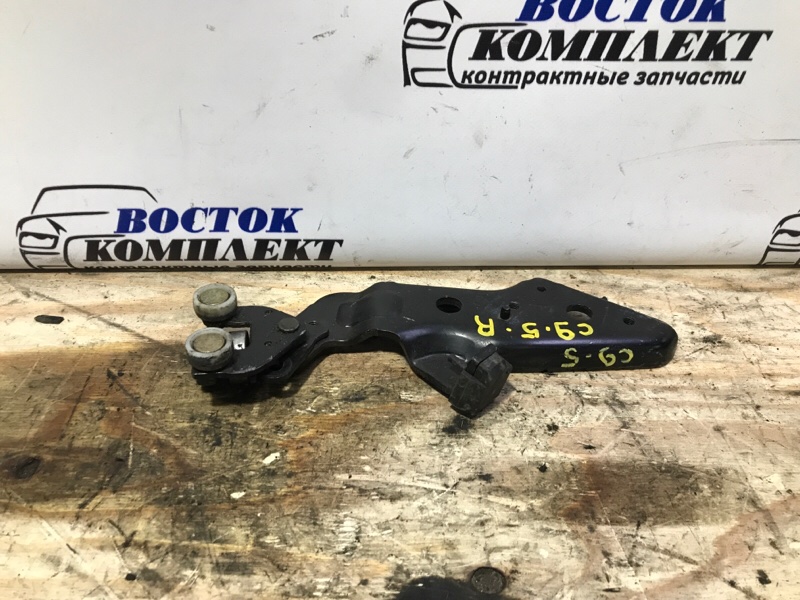 Ролик двери Nissan Serena PC24 SR20DE зад прав