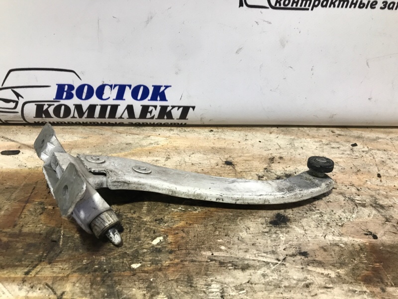 Ролик двери Toyota Sienta NCP81G 1NZ-FE зад прав